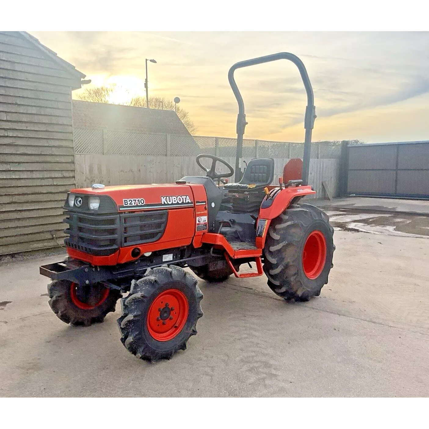 KUBOTA B2710 4WD DIESEL 27HP HYDROSTATIC COMPACT TRACTOR